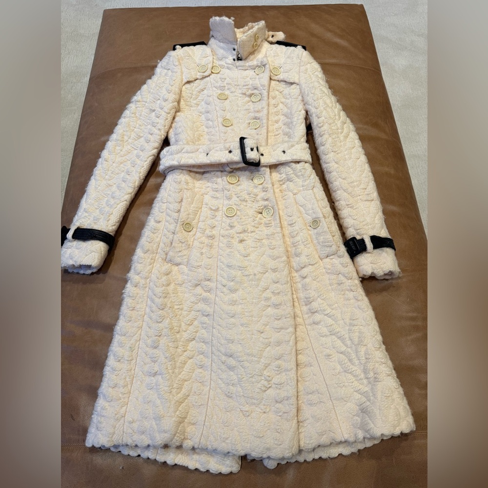 Burberry Porsum (runway women wool coat) color off white Size 38. Made in Italy